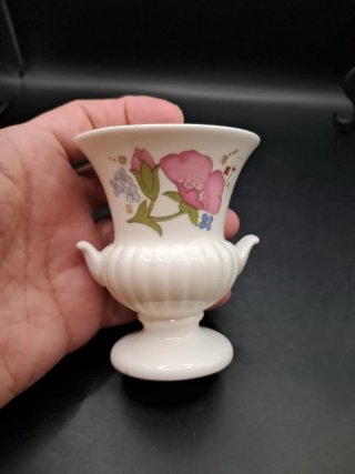 Jarrón de porcelana Wedgwood con flores