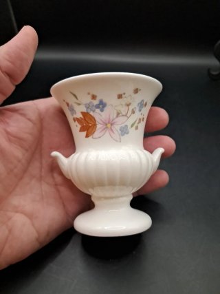 Jarrón de porcelana Wedgwood con flores