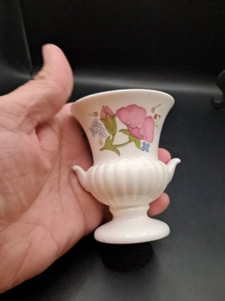 Jarrón de porcelana Wedgwood con flores