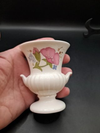 Jarrón de porcelana Wedgwood con flores