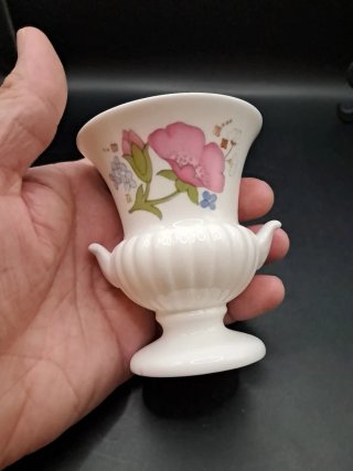 Jarrón de porcelana Wedgwood con flores