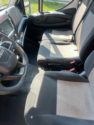 Iveco Daily 7218 con equipo de gancho