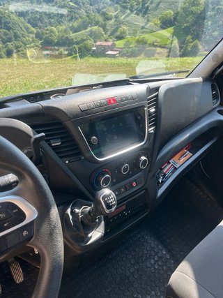 Iveco Daily 7218 con equipo de gancho