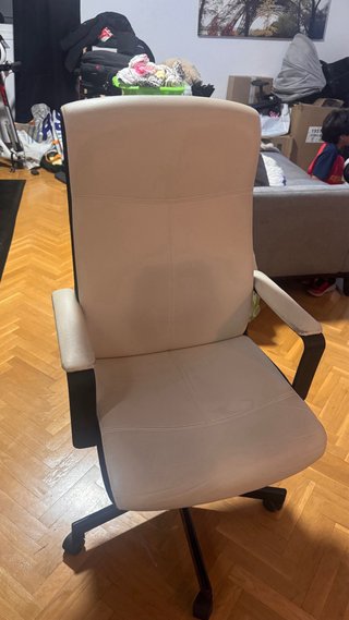 Silla de oficina beige y negra