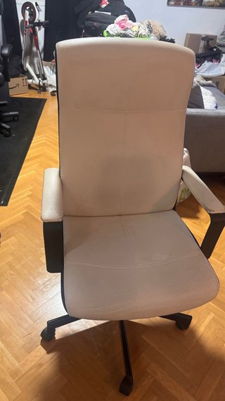 Silla de oficina beige y negra