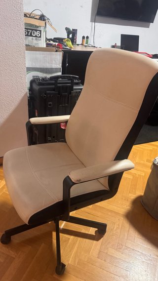 Silla de oficina beige y negra