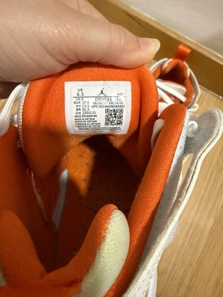 Zapatillas Jordan Blancas y Naranjas