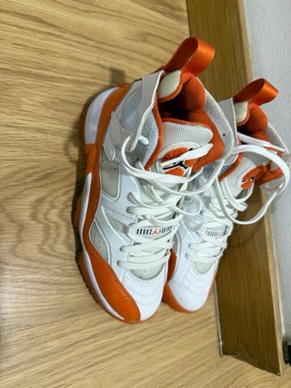 Zapatillas Jordan Blancas y Naranjas