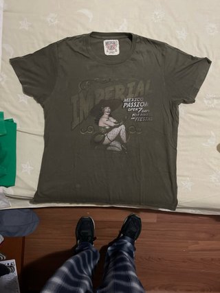 Chaqueta gris y negra con cremallera