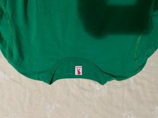 Chaqueta gris y negra con cremallera
