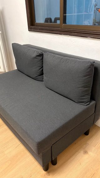 Sofá-cama gris con almacenaje