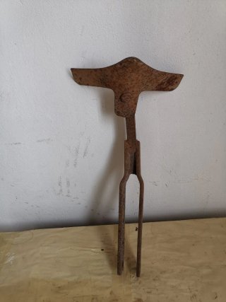 Arado antiguo de metal