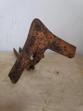 Arado antiguo de metal