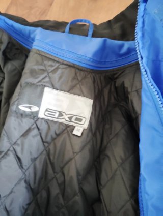 Chaqueta AXO azul y negra