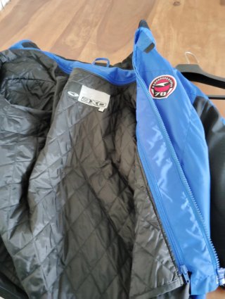 Chaqueta AXO azul y negra