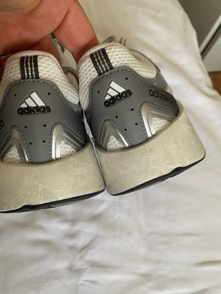 Zapatillas Adidas plateadas y blancas