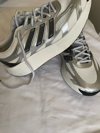 Zapatillas Adidas plateadas y blancas