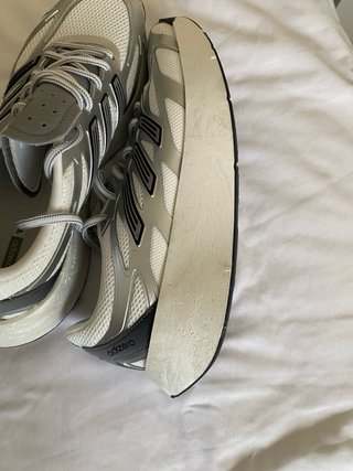 Zapatillas Adidas plateadas y blancas