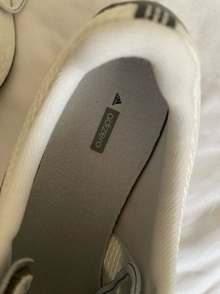 Zapatillas Adidas plateadas y blancas