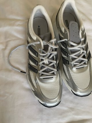 Zapatillas Adidas plateadas y blancas