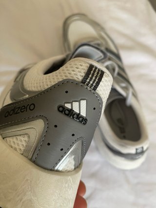 Zapatillas Adidas plateadas y blancas