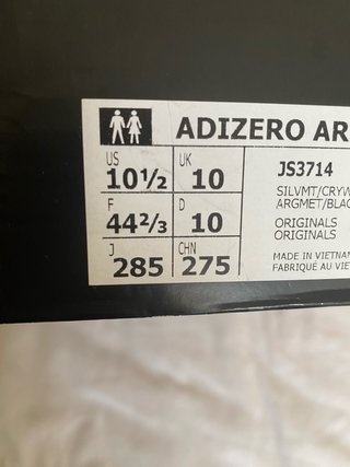 Zapatillas Adidas plateadas y blancas
