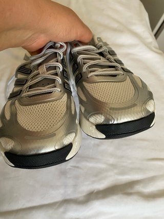 Zapatillas Adidas plateadas y blancas