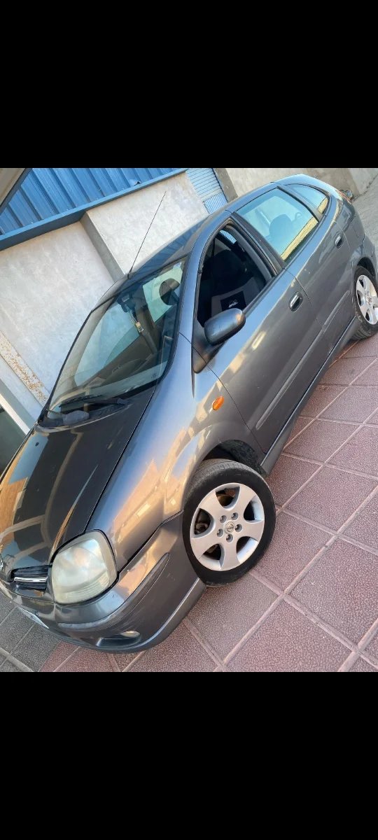 Nissan Almera 2004 - foto 1