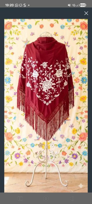 Manton rojo bordado blanco
