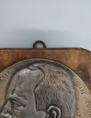 Targa storica vintage su legno con medaglione