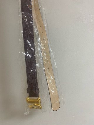 Cinturón con hebilla inicial M dorada