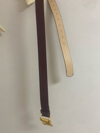 Cinturón con hebilla inicial M dorada