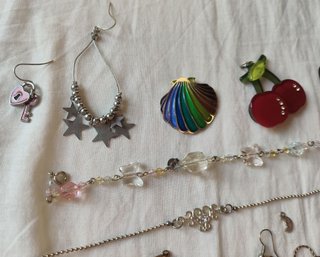 Ciondoli bracciali collane orecchini assortiti
