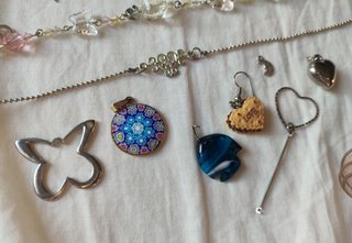 Ciondoli bracciali collane orecchini assortiti