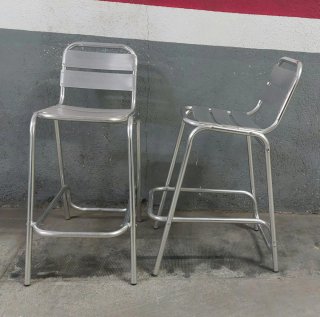 Dos sillas de aluminio altas taburete