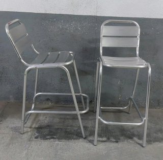 Dos sillas de aluminio altas taburete