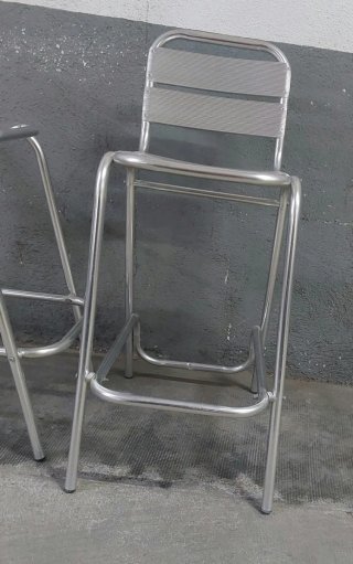 Dos sillas de aluminio altas taburete