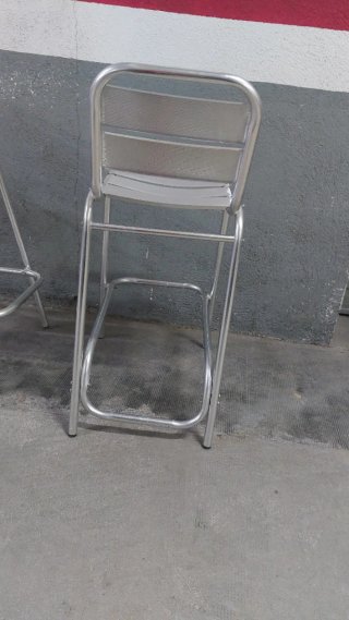 Dos sillas de aluminio altas taburete