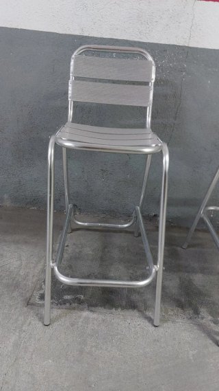 Dos sillas de aluminio altas taburete