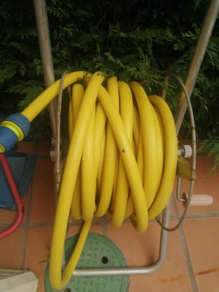 Manguera de jardín amarilla