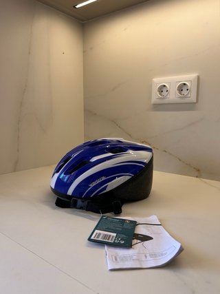 Casco de bici azul y blanco