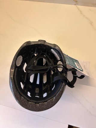 Casco de bici azul y blanco