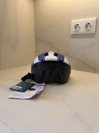 Casco de bici azul y blanco