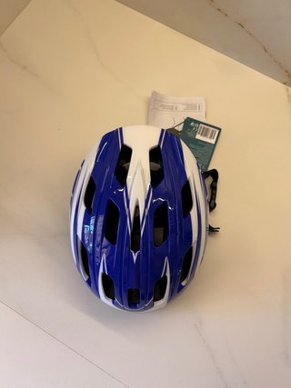 Casco de bici azul y blanco