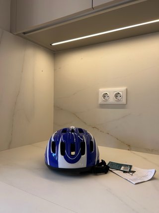 Casco de bici azul y blanco