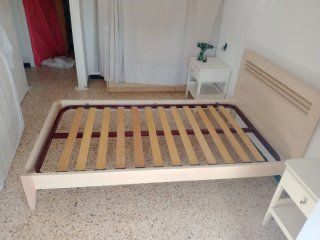 Cama individual beige y marrón