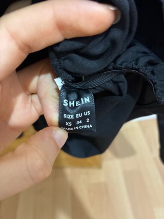 Top negro manga larga fruncido