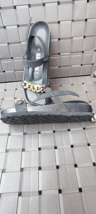 Sandalias Bayton Negras con Cadena Dorada