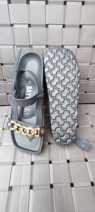 Sandalias Bayton Negras con Cadena Dorada