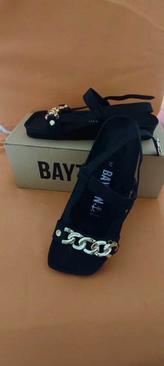 Sandalias Bayton Negras con Cadena Dorada